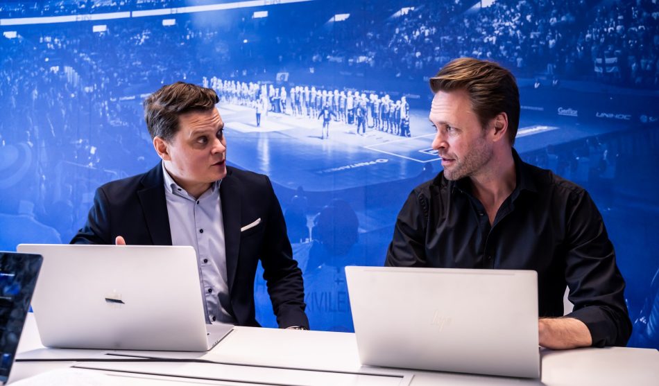Salibandyn kaupallisia oikeuksia hallinnoivan SSBL Salibandy Oy:n toimitusjohtaja Jukka-Pekka Ylinen ja Salibandyliiton toiminnanjohtaja Ville-Mikko Korkka. Kuva: Anssi Koskinen